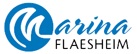 Logo mit einer blauen Wellengrafik auf der linken Seite und dem Schriftzug marina FLAESHEIM in blauer und schwarzer Schrift auf der rechten Seite.